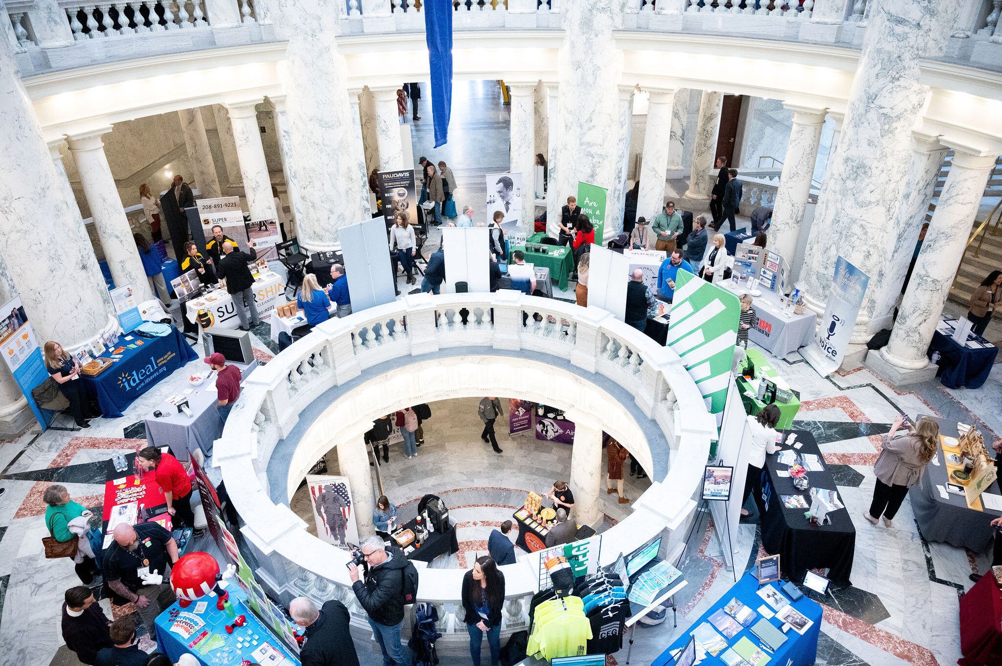 Cap show rotunda